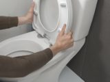 changer l'abattant du WC