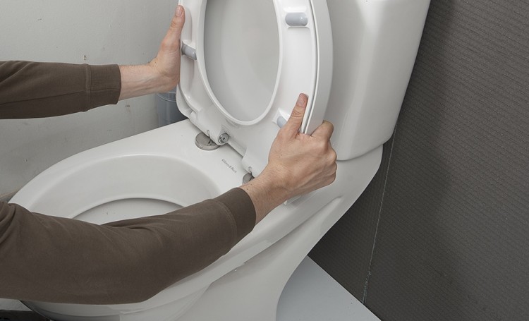 Comment changer l’abattant du WC ? Comment changer l’abattant du WC ?